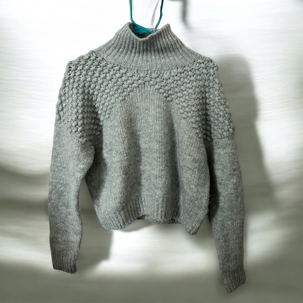 🔘FREE PEOPLE: Women’s size S, gray long sleeve mock neck sweater, preowned🔘